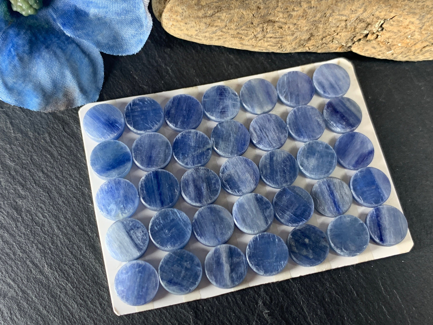 Flat Kyanite round 10mm cabochon - Calibrated cabochons