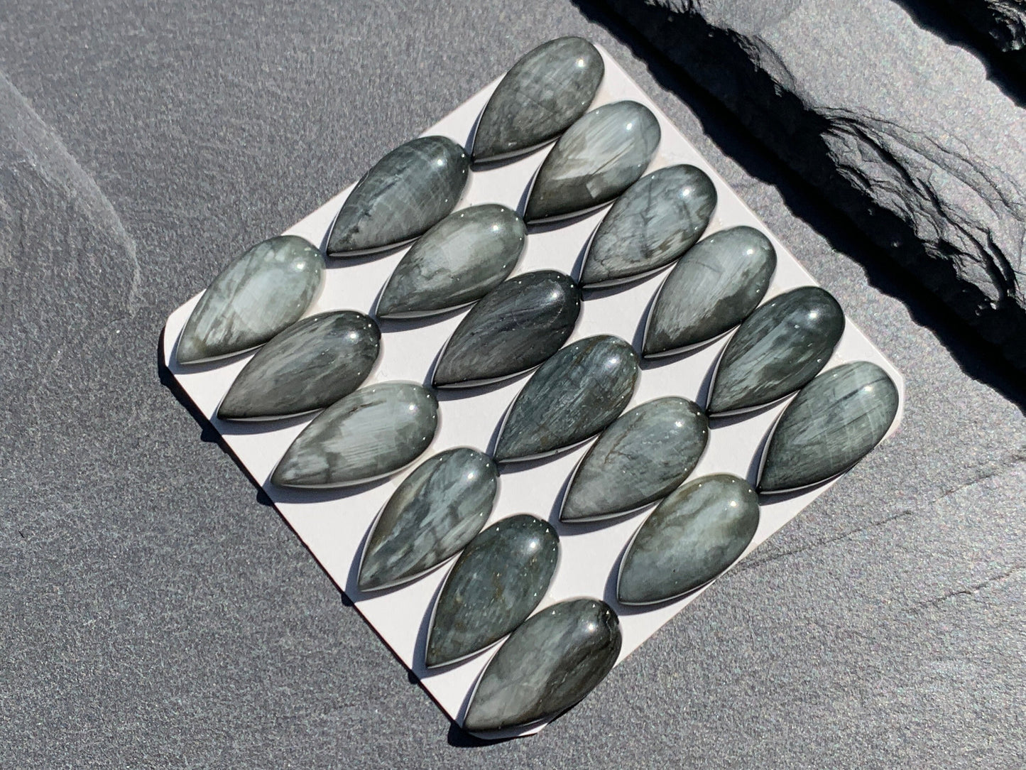 Eagle Eye pear 10x20mm cabochon - Calibrated cabochons