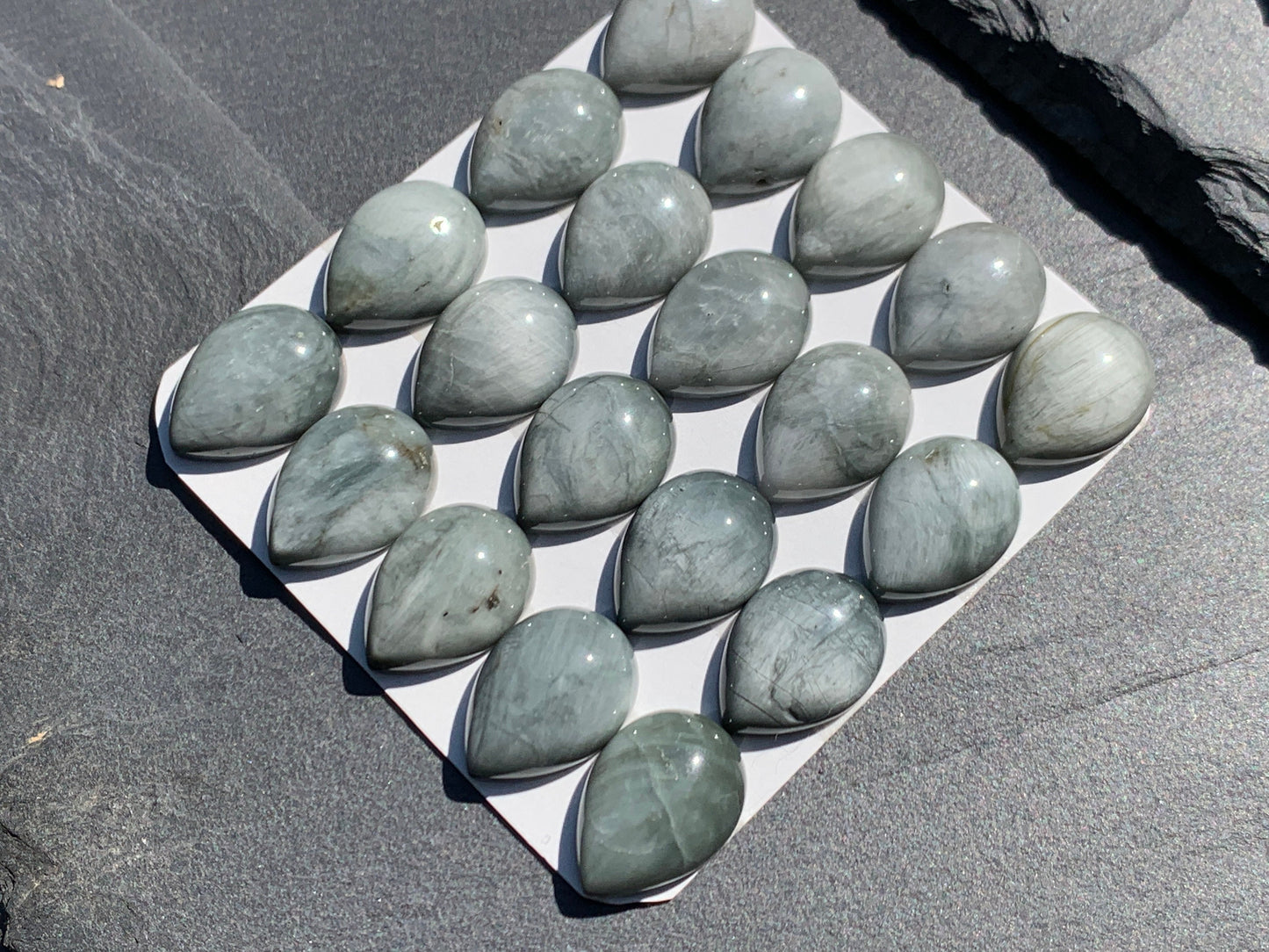 Eagle Eye pear 13x18mm cabochon - Calibrated cabochons