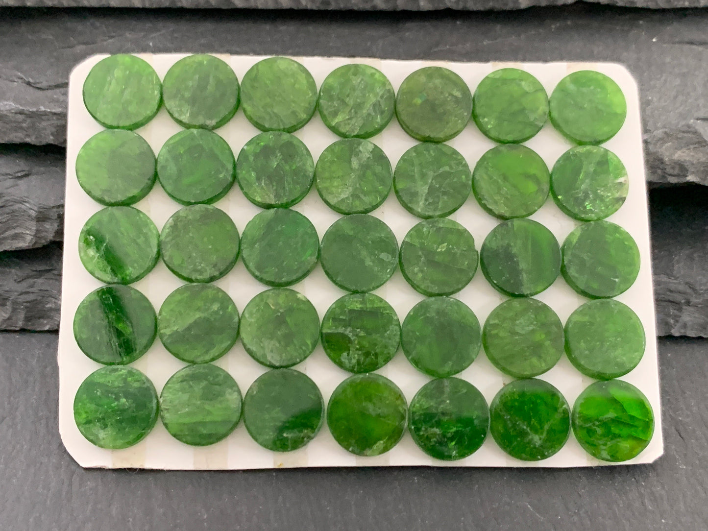 Flat Chrome Diopside round 10mm cabochon - Calibrated cabochons