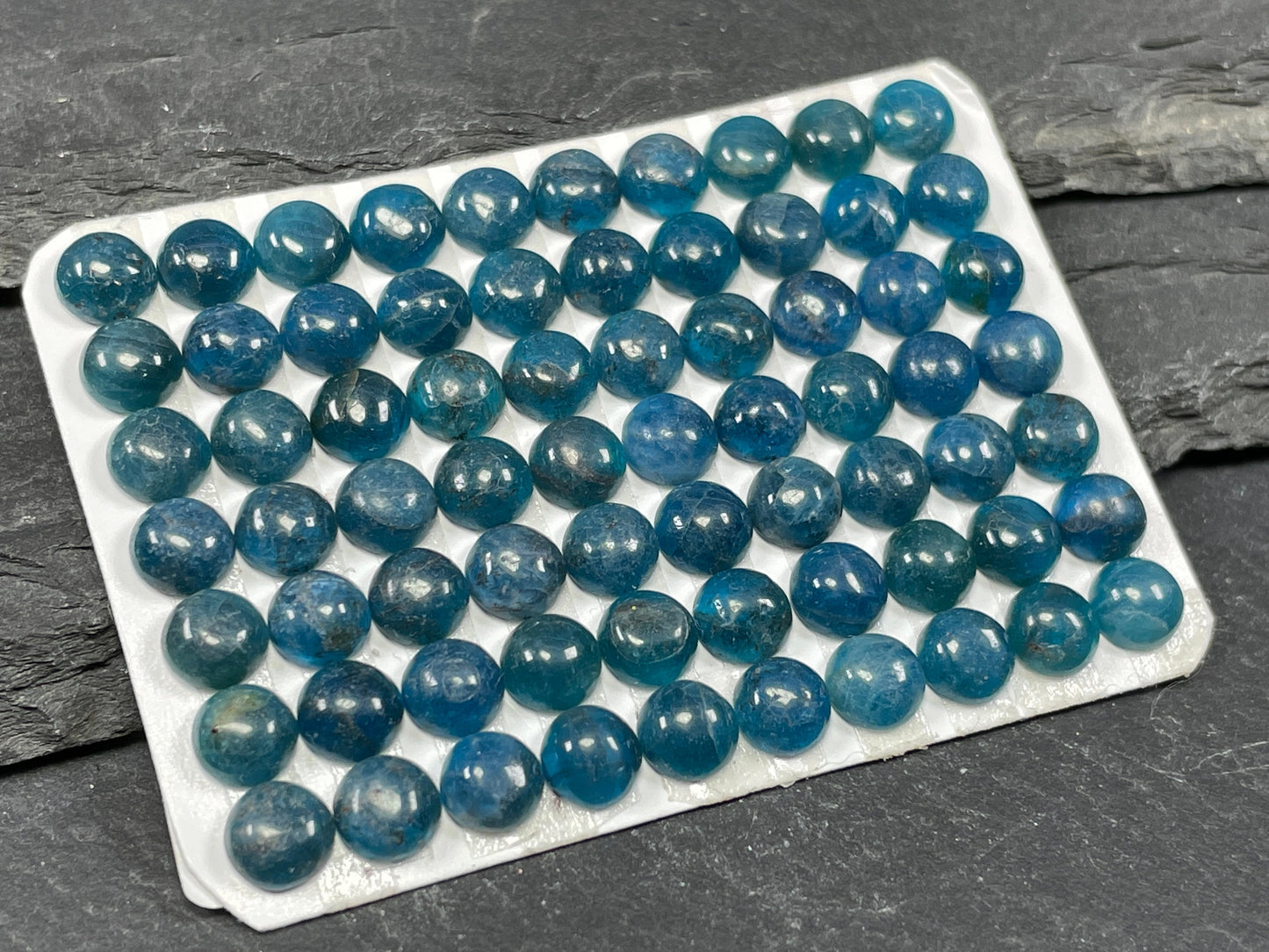 Blue Apatite cabochon 5.5mm - Calibrated cabochons