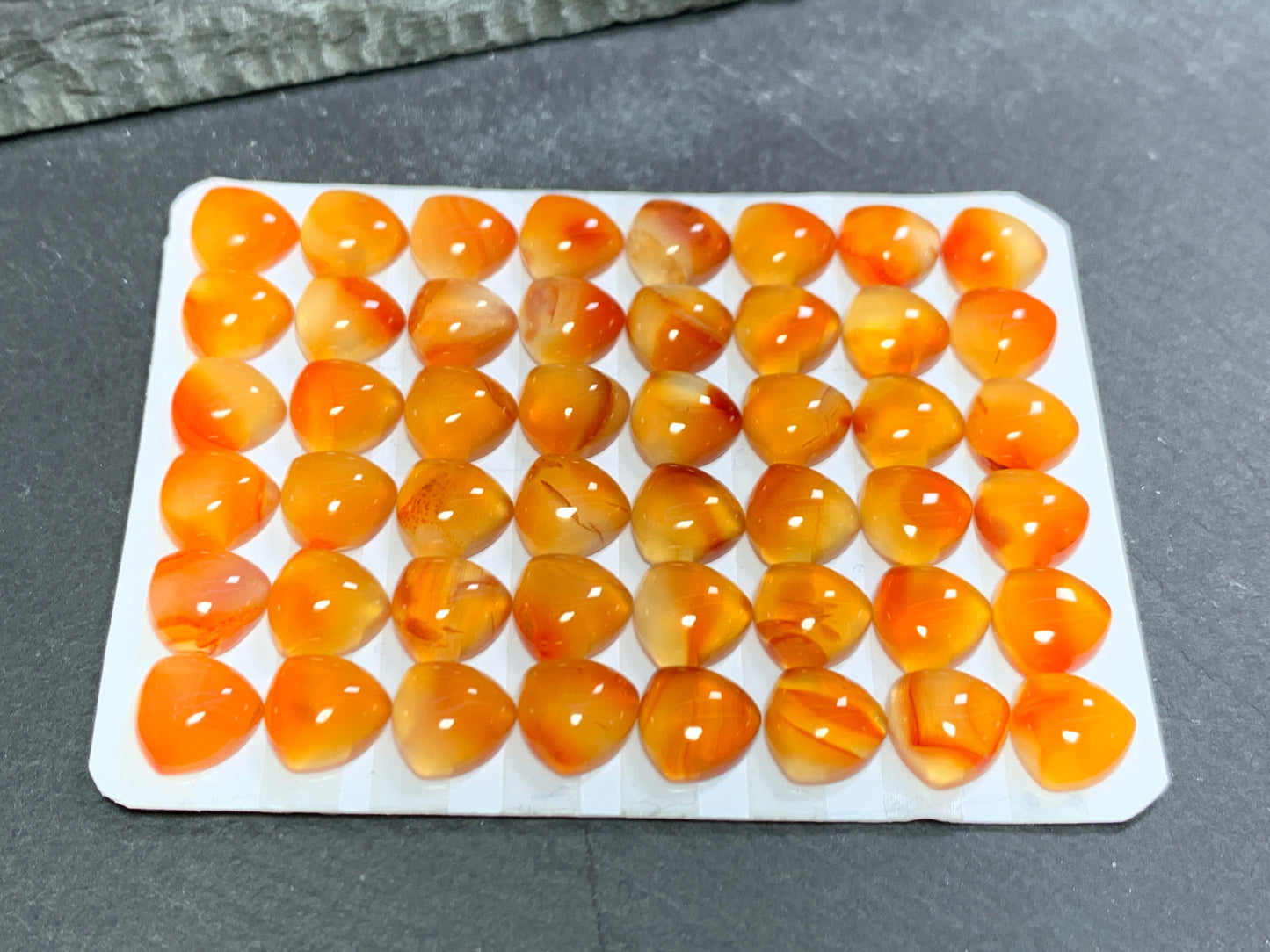 Carnelian curved triangle 8x8mm cabochon - Calibrated cabochons