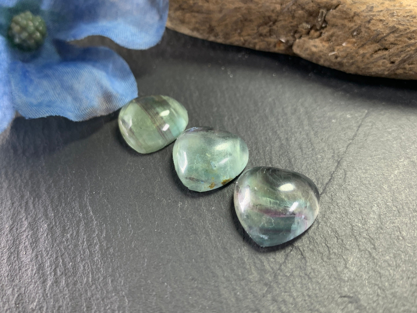 Green Fluorite heart 15mm cabochon - Calibrated cabochons