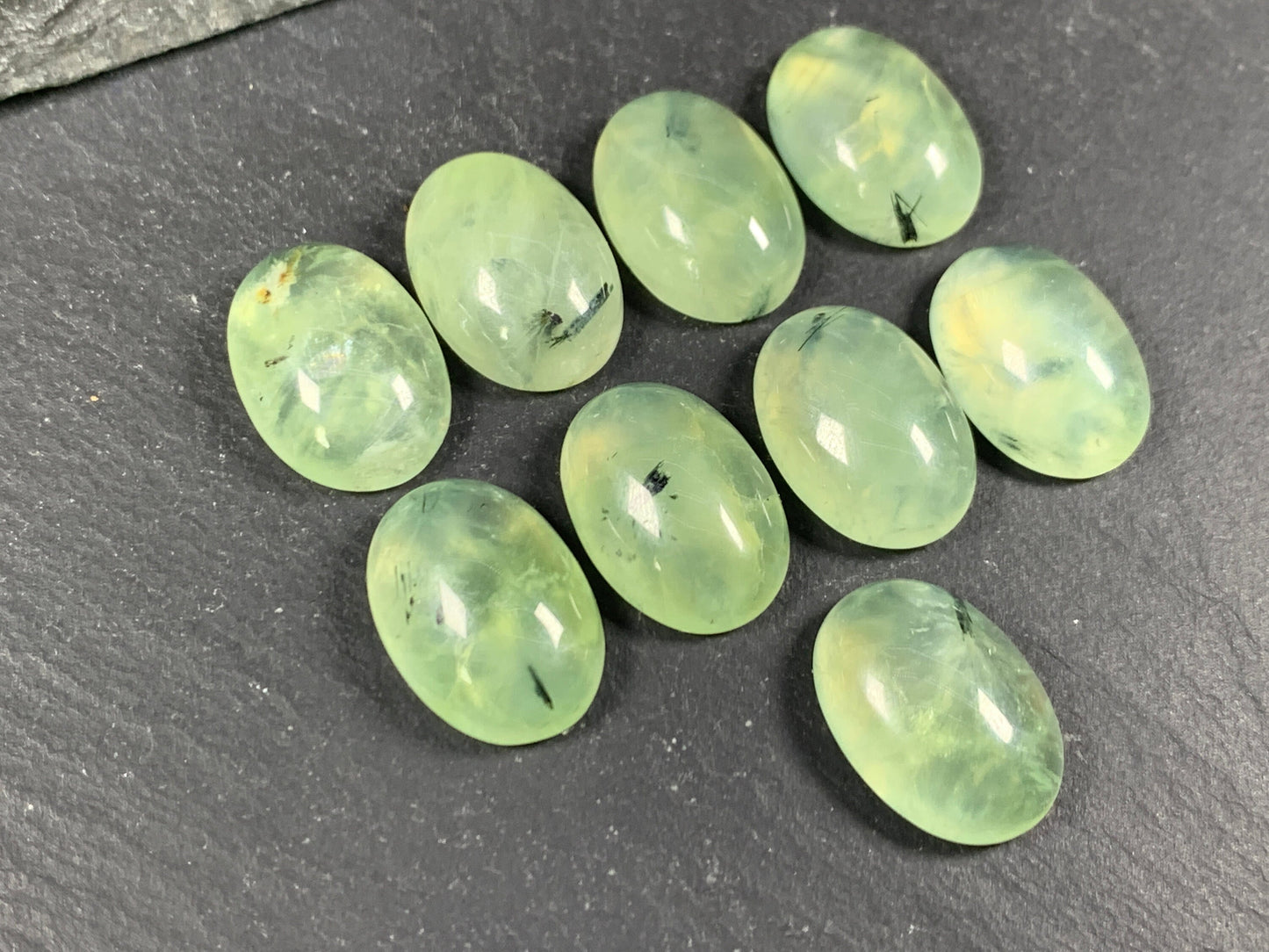 Prehnite oval 13x18mm Cabochon - Calibrated cabochons