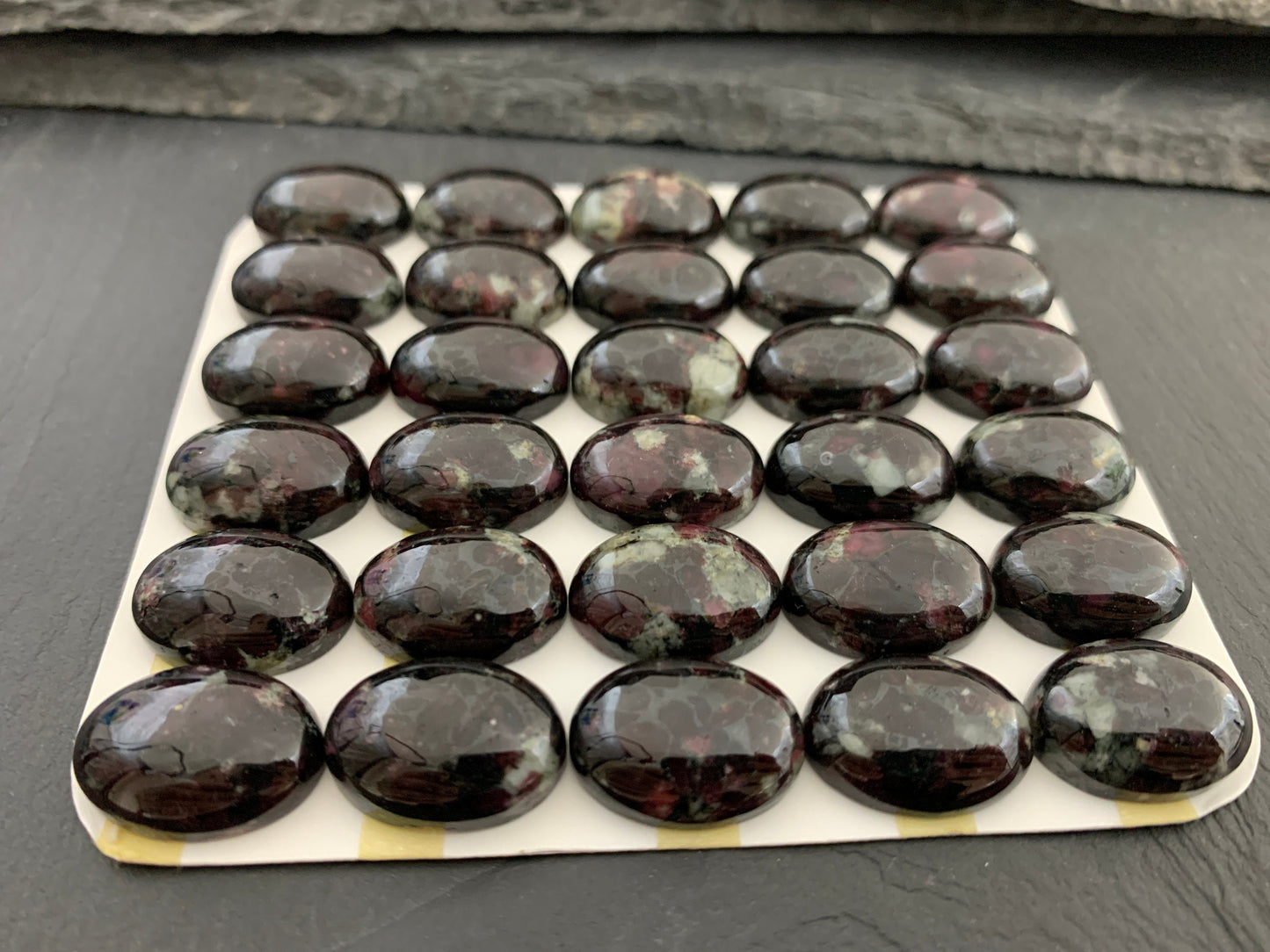 Eudialyte oval 13x18mm cabochon - Calibrated cabochons