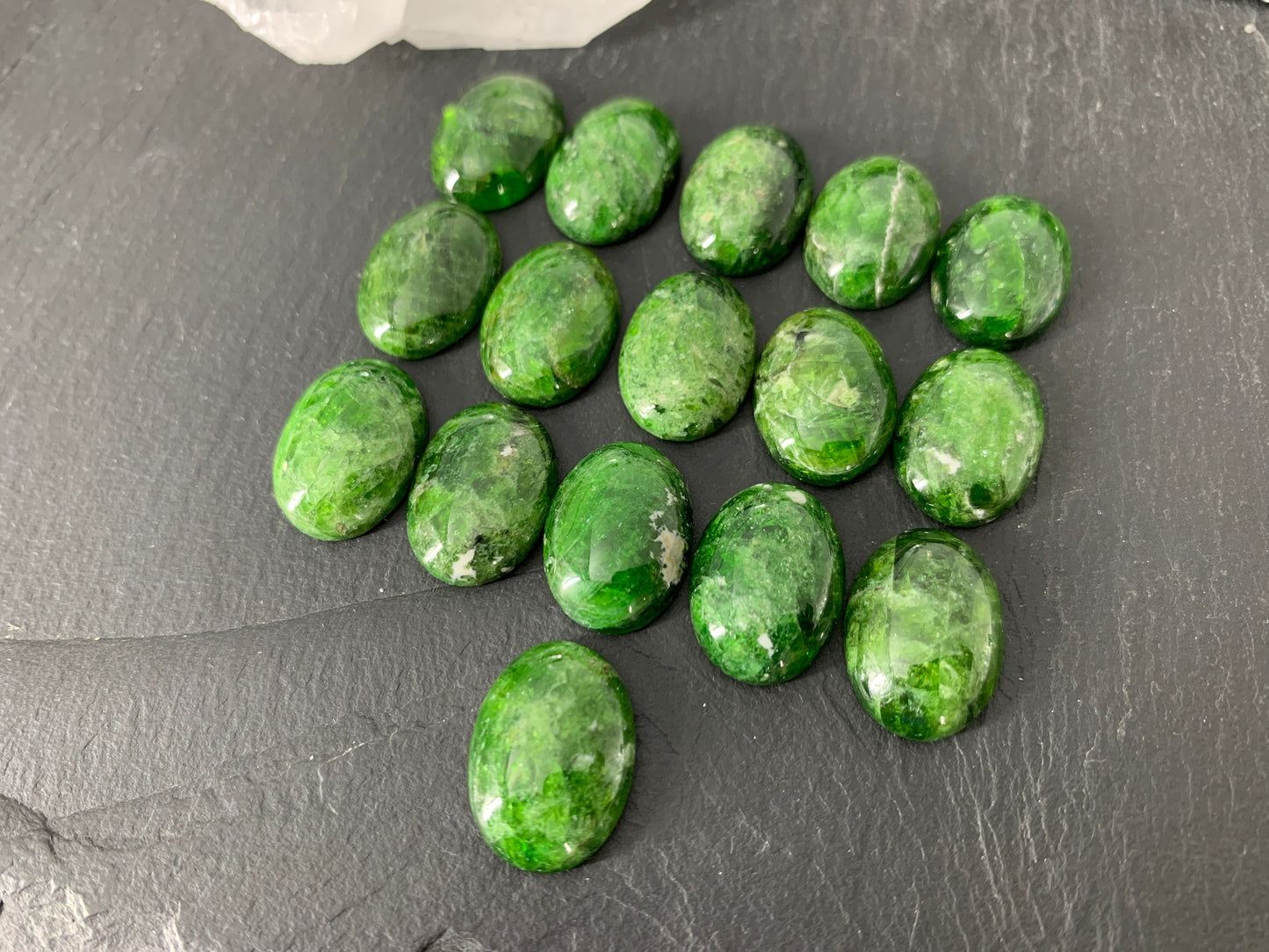 Chrome Diopside oval 13x18mm cabochon - Calibrated cabochons