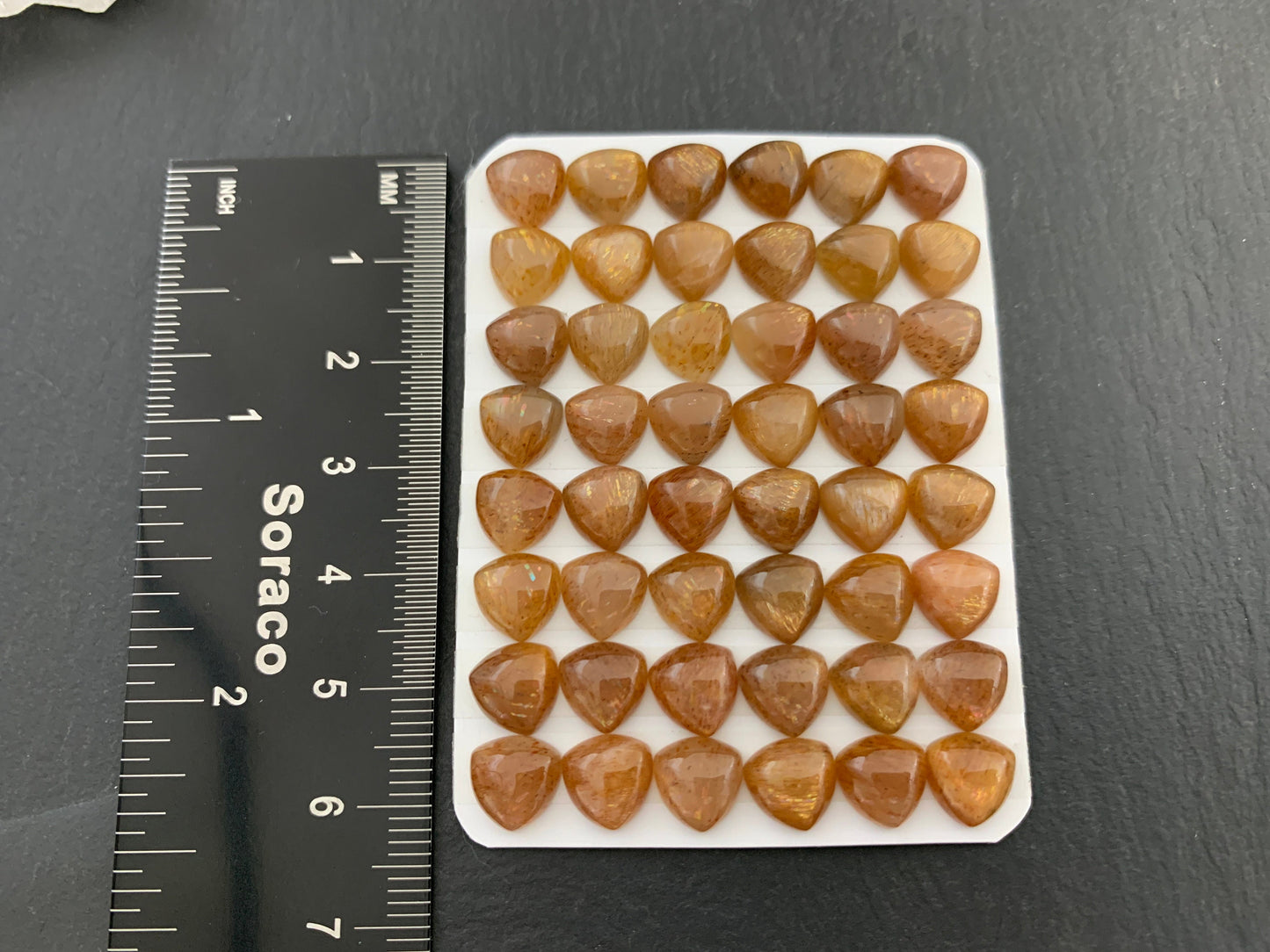 Goldsand Sunstone triangle 8mm cabochon - Calibrated cabochons