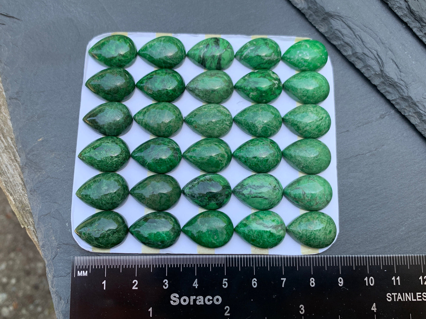 Maw Sit Sit pear 13x18mm cabochon - Calibrated cabochons