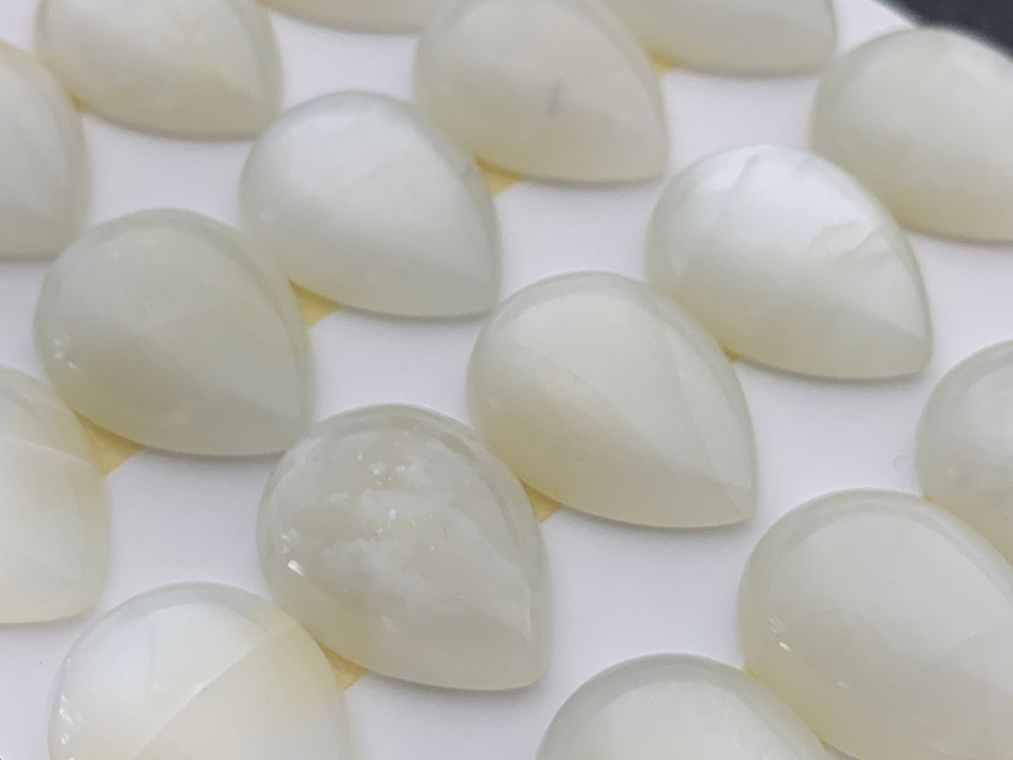White MoonStone pear 15x20mm cabochon - Calibrated cabochons
