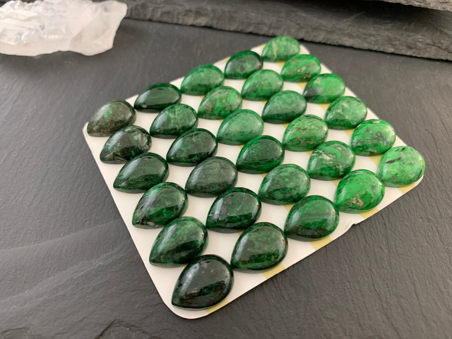 Maw Sit Sit pear 13x18mm cabochon - Calibrated cabochons