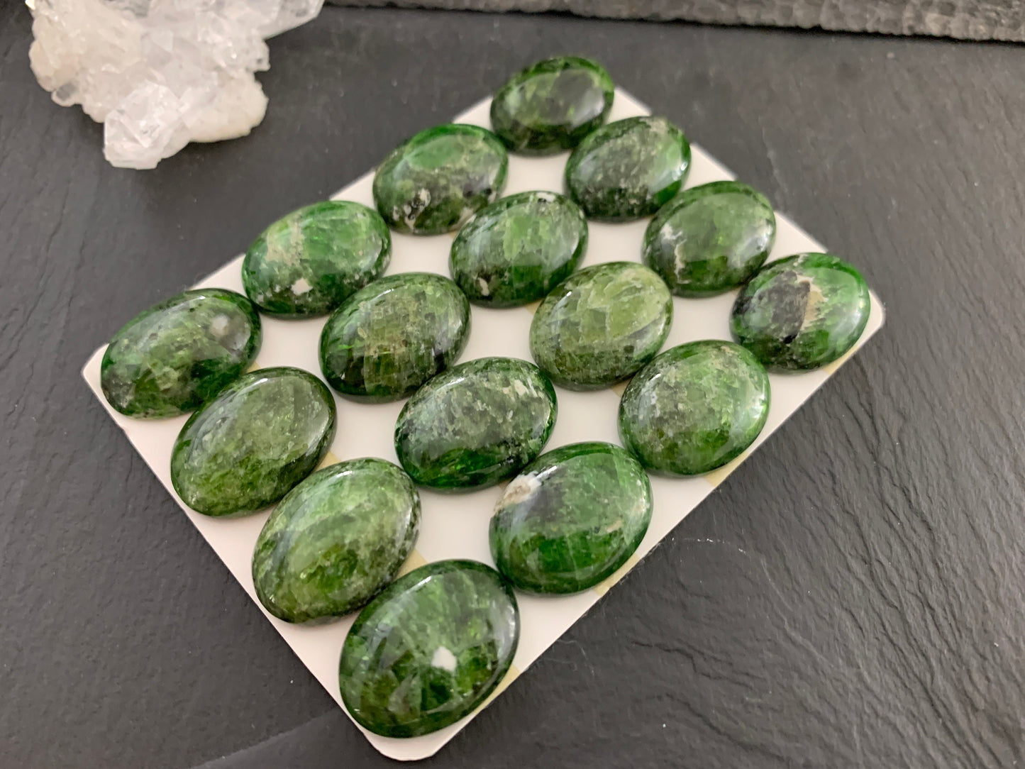 Chrome Diopside oval 15x20mm cabochon - Calibrated cabochons