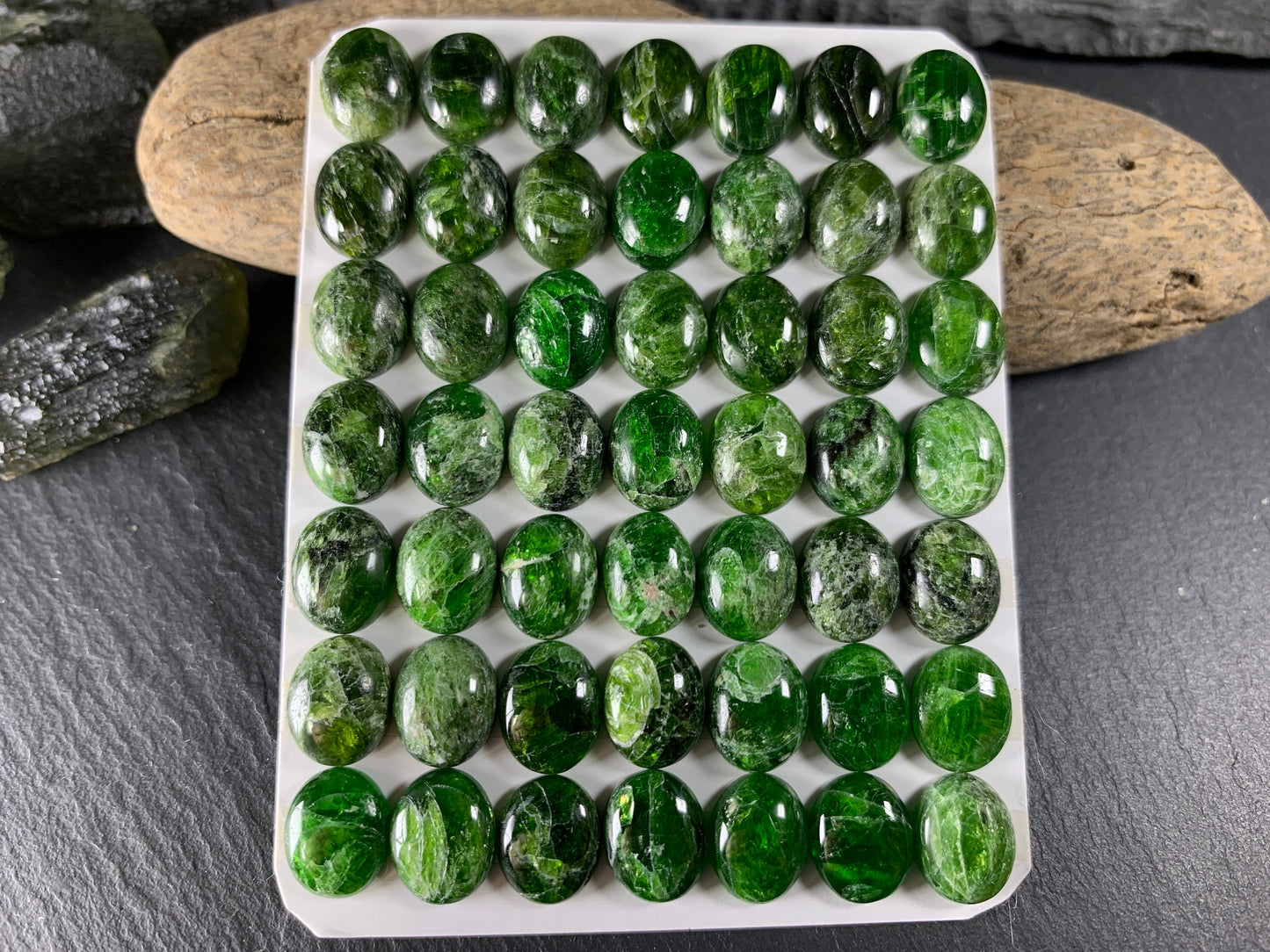 Chrome Diopside oval 8x10mm cabochon - Calibrated cabochons