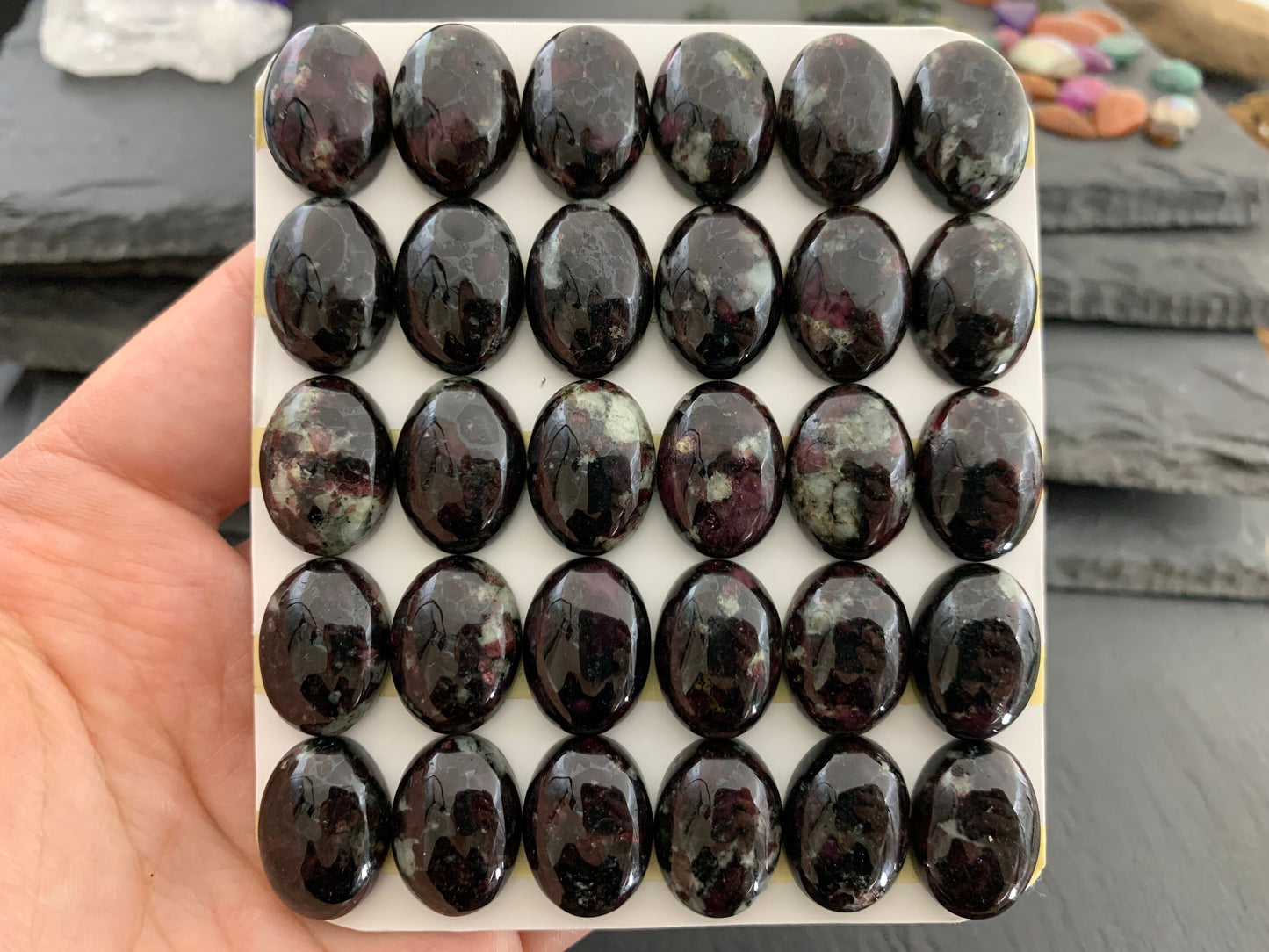 Eudialyte oval 13x18mm cabochon - Calibrated cabochons