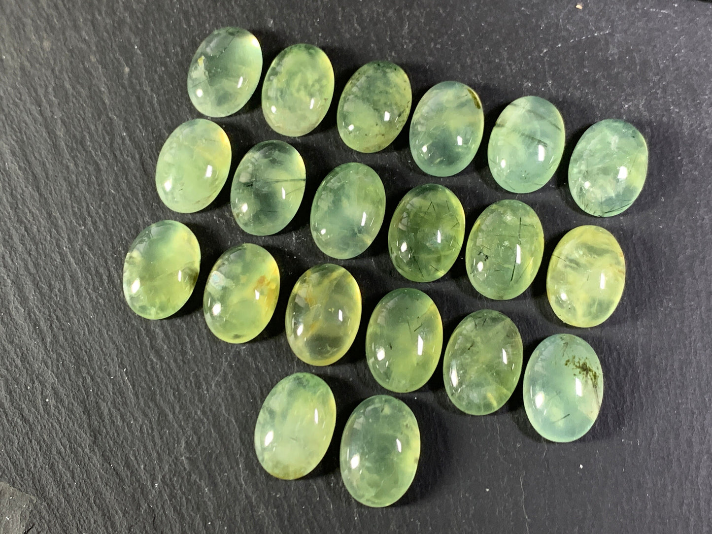 Prehnite oval 13x18mm cabochon - Calibrated cabochons