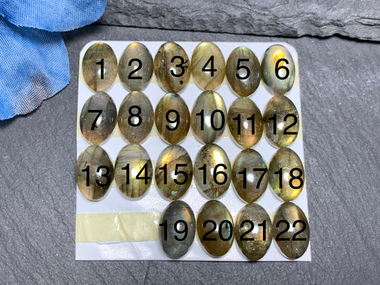 Labradorite oval 8x12mm cabochon - Calibrated Cabochons
