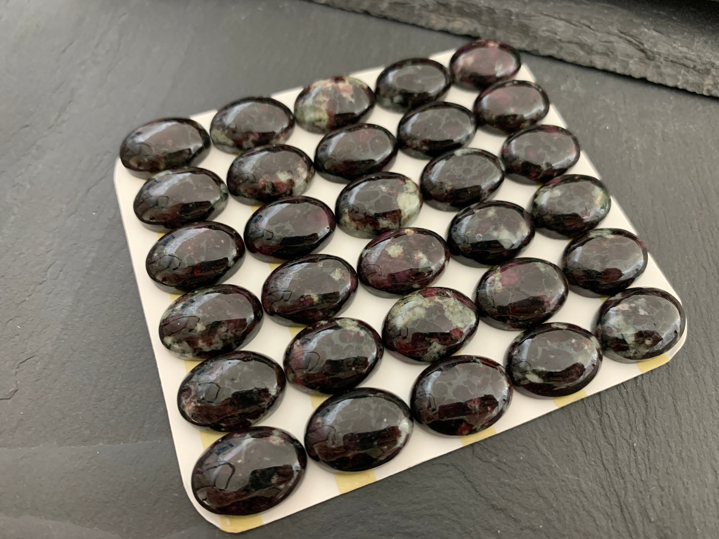 Eudialyte oval 13x18mm cabochon - Calibrated cabochons