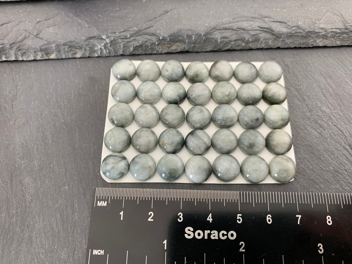 Eagle Eye round 10mm cabochon - Calibrated cabochons