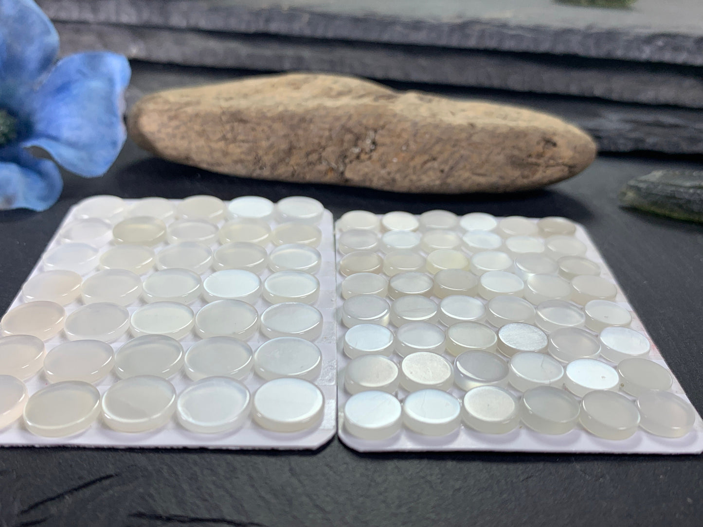 Flat White Moonstone round 8mm & 10mm cabochon - Calibrated cabochon