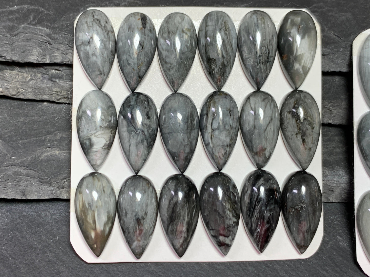 Eagle Eye pear 10x20mm cabochon - Calibrated cabochons