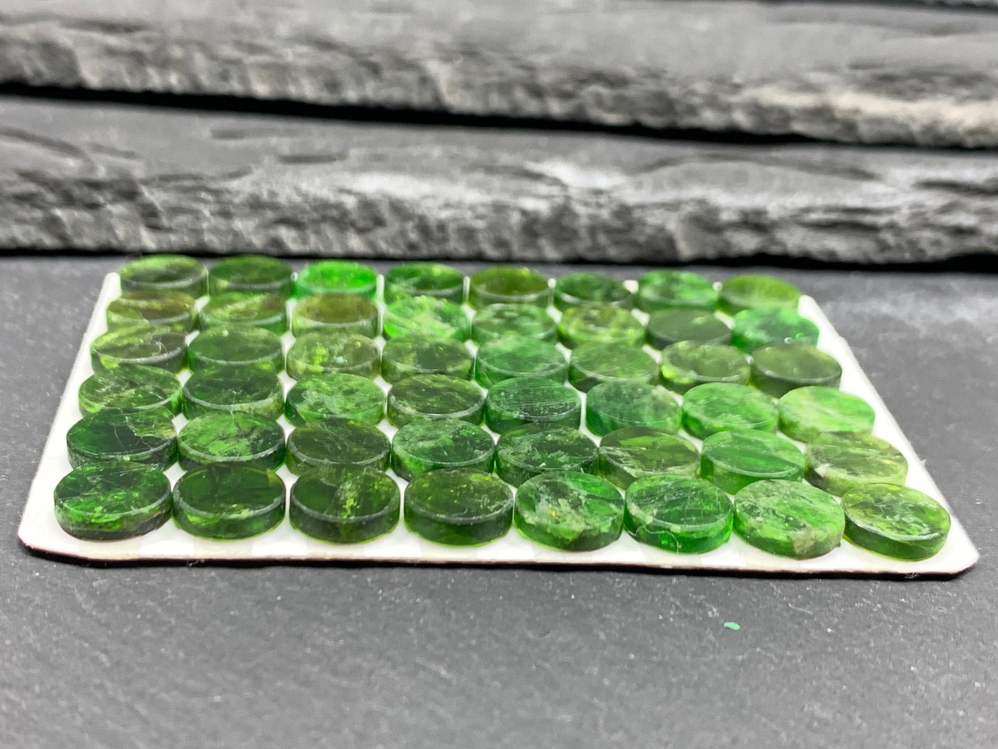Flat Chrome Diopside round 8mm cabochon - calibrated cabochons