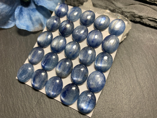 Kyanite oval 10x12mm Cabochon