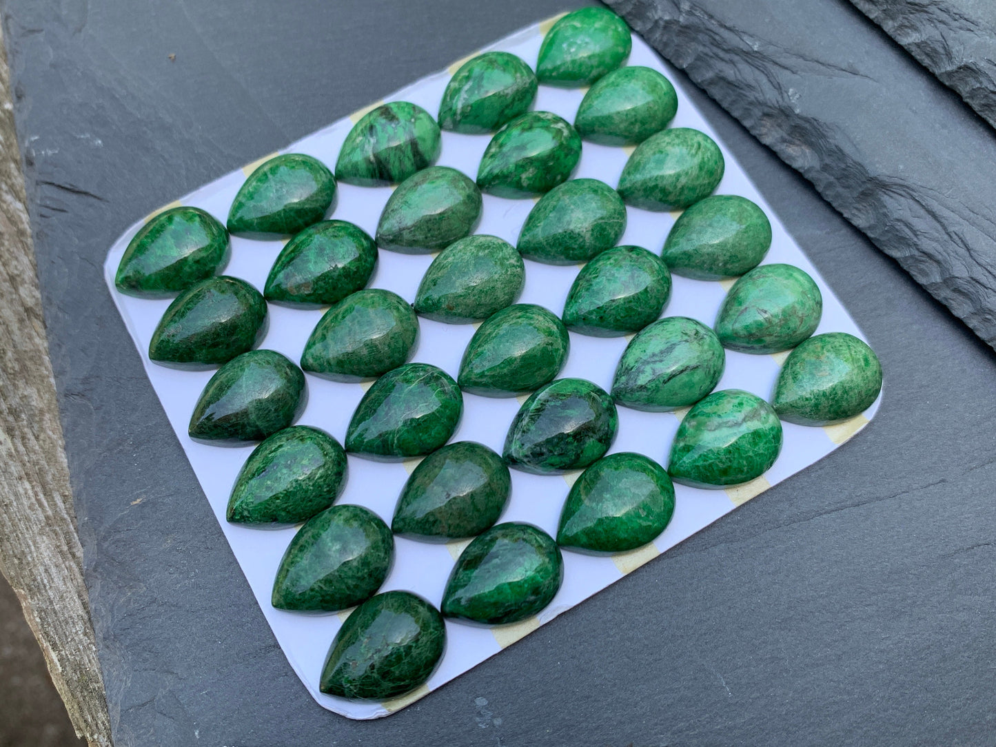 Maw Sit Sit pear 13x18mm cabochon - Calibrated cabochons