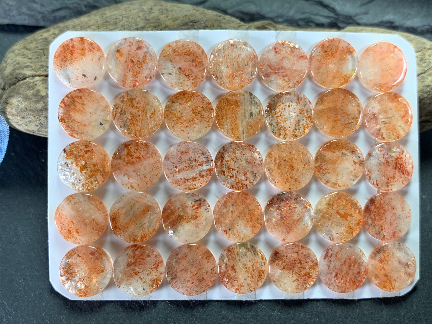 Flat Sunstone round 10mm cabochon - Calibrated cabochons