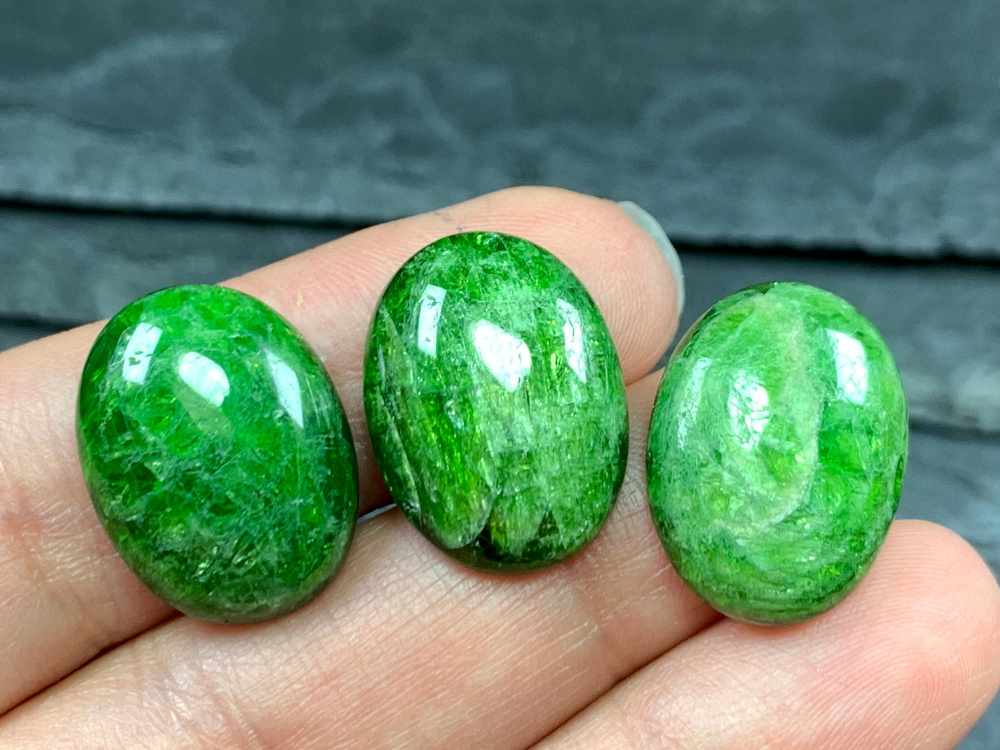 Chrome Diopside oval 15x20mm cabochon - Calibrated cabochons