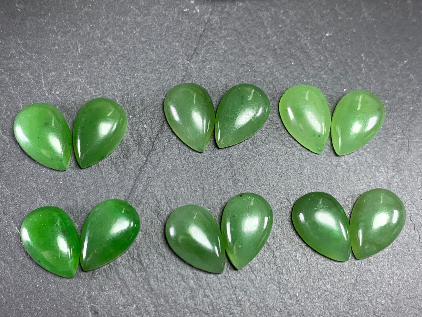 Nephrite pair 8x12mm cabochon - Calibrated cabochon
