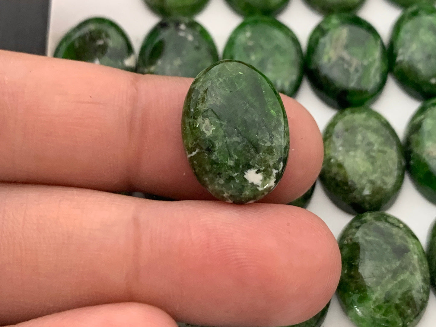 Chrome Diopside Oval 13x18mm cabochon - Calibrated cabochons