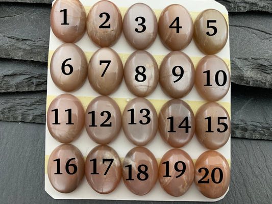 Goldsand Moonstone oval 12x16mm cabochon - Calibrated cabochons