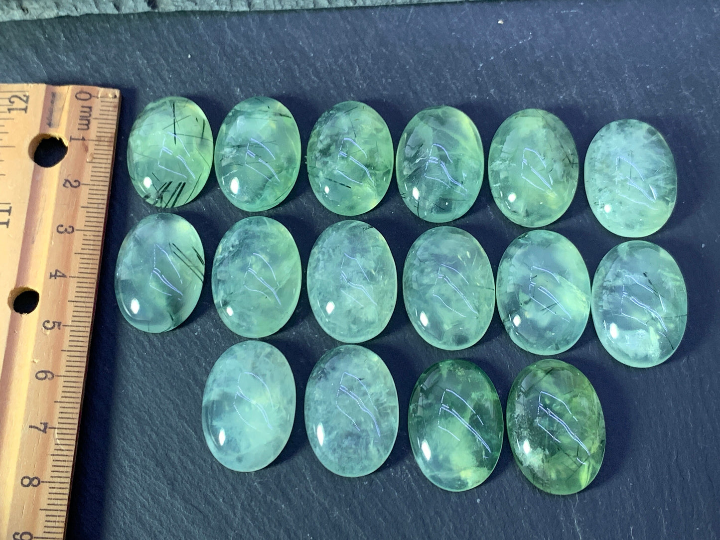 Prehnite oval 18x25mm cabochon - Calibrated cabochons