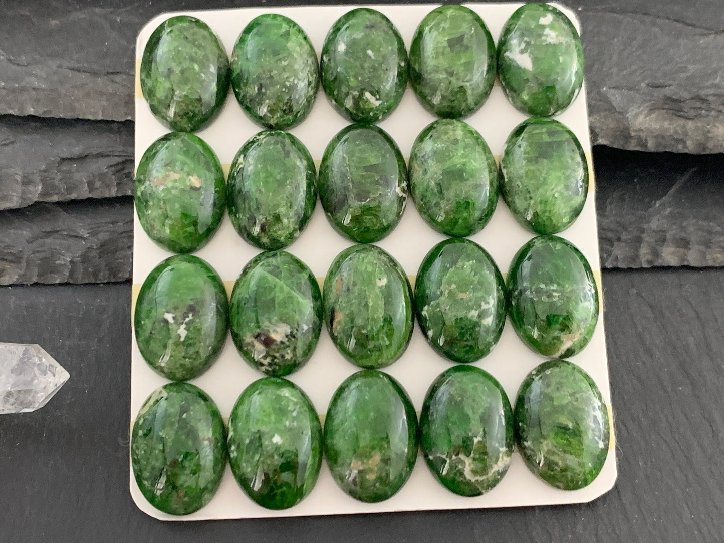 Chrome Diopside oval 13x18mm cabochon - Calibrated cabochons