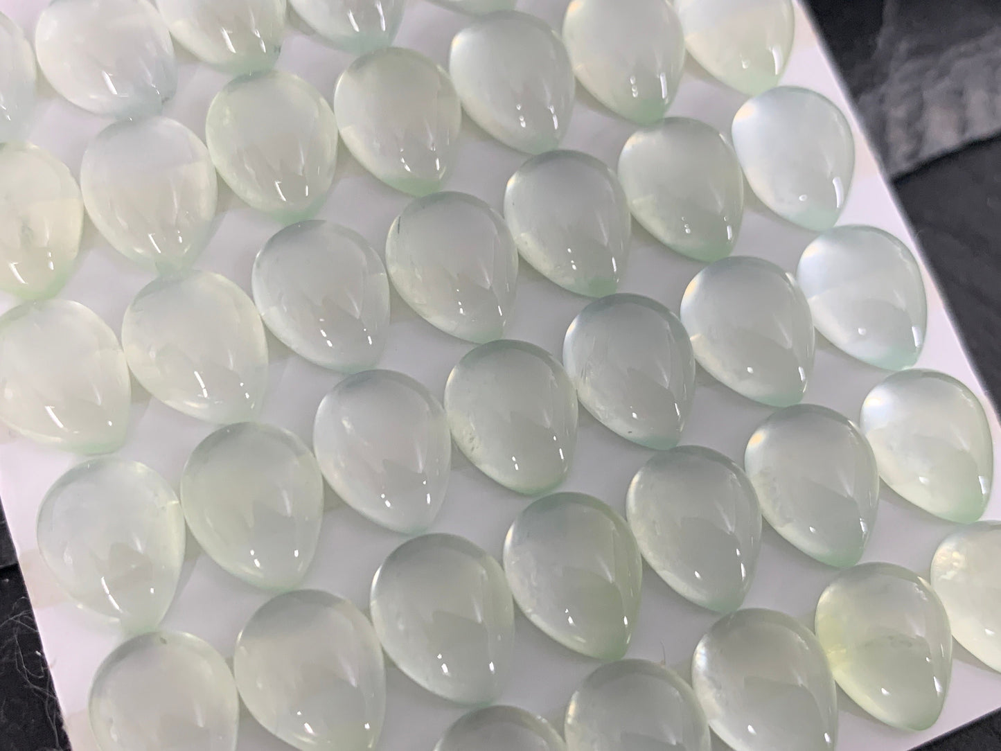 Prehnite pear 8x10mm cabochon - Calibrated cabochons