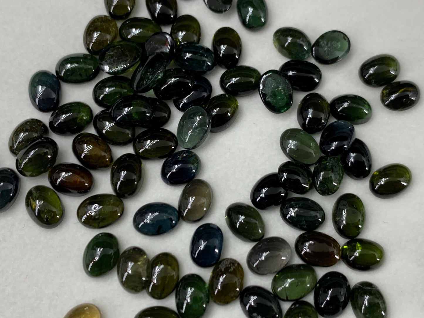 Green Tourmaline oval 5x7mm cabochon - Calibrated cabochons