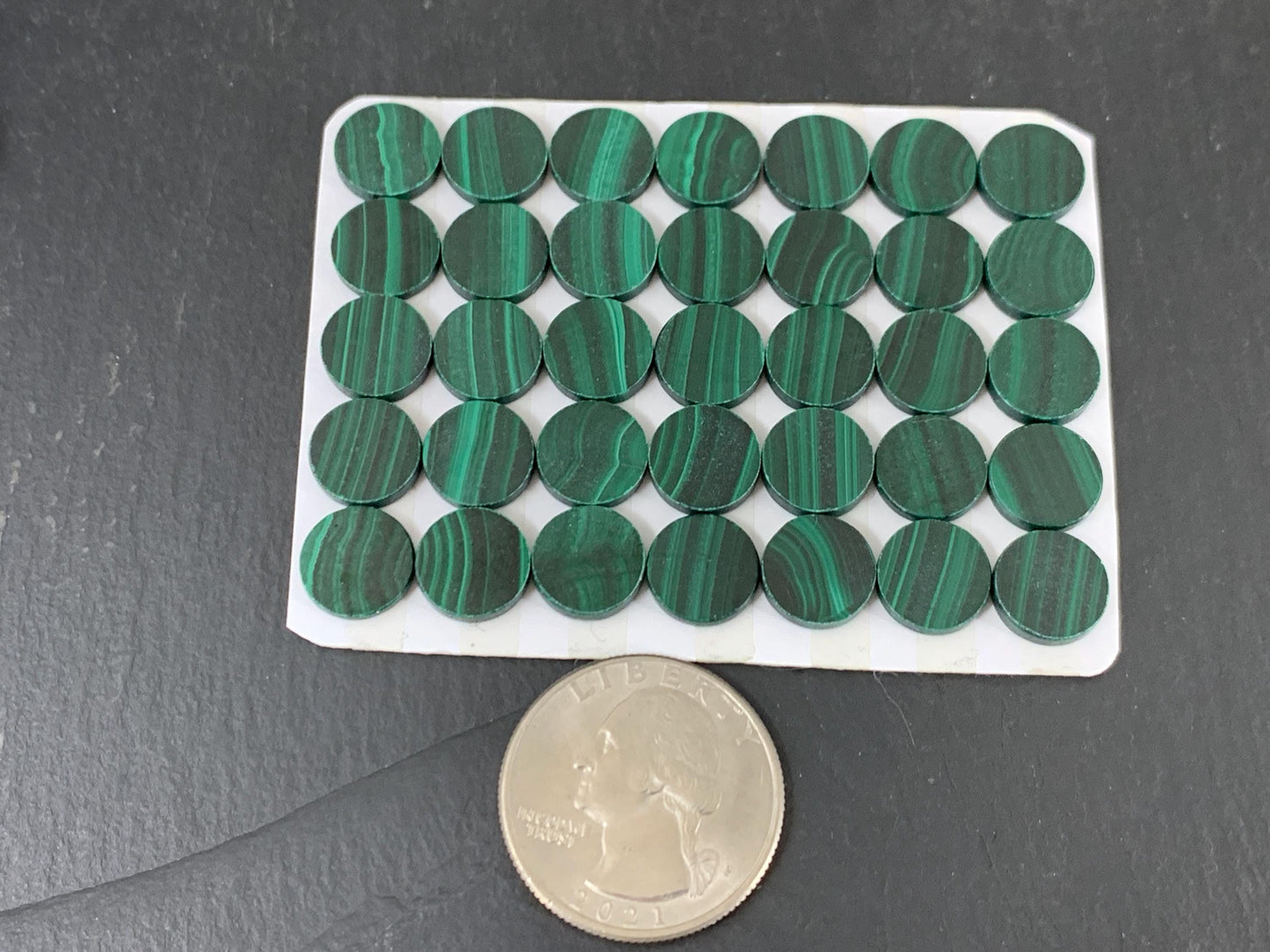 Flat Malachite round 10mm cabochon - Calibrated Cabochons