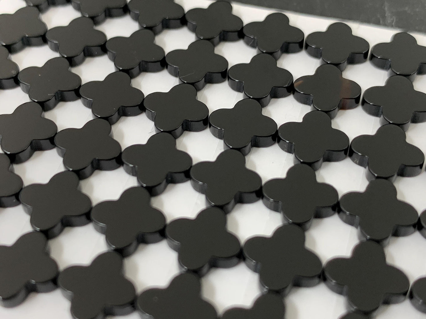 Flat Black Agate clover 8mm cabochon - Calibrated cabochons