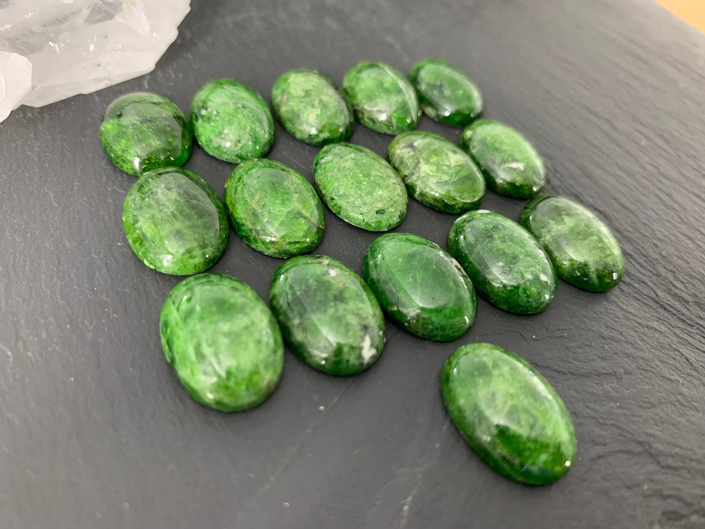 Chrome Diopside oval 13x18mm cabochon - Calibrated cabochons