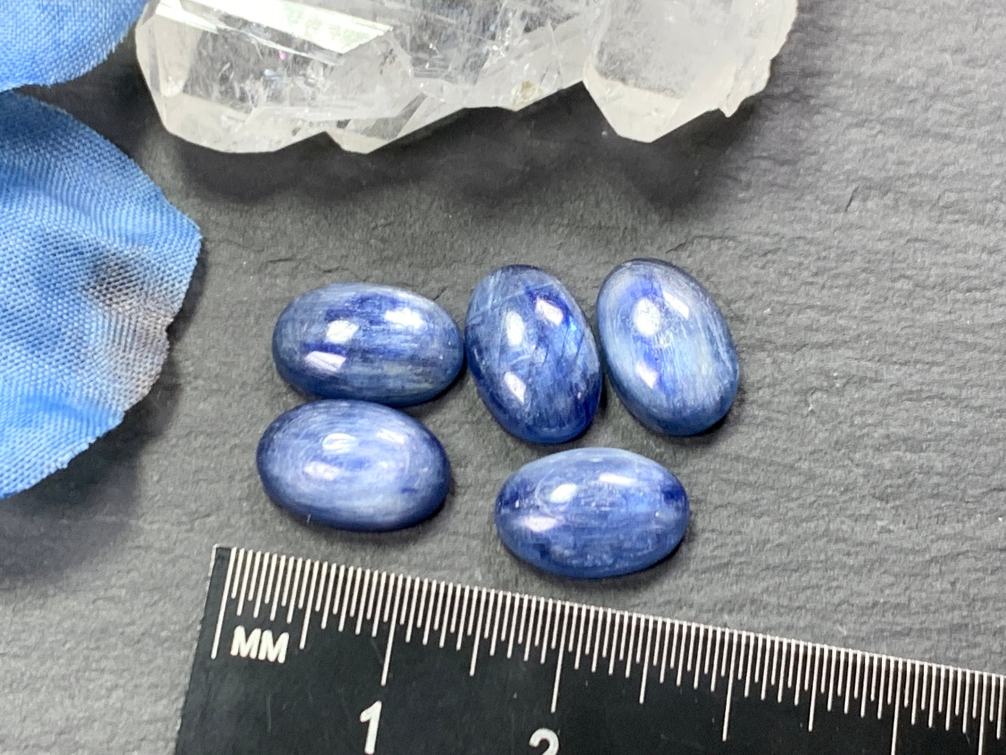 Kyanite oval cabochon 8x12mm - Calibrated cabochons