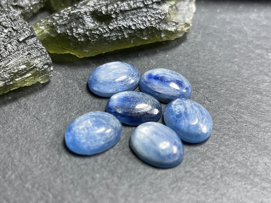 Kyanite oval 7x9mm cabochon - Calibrated cabochons