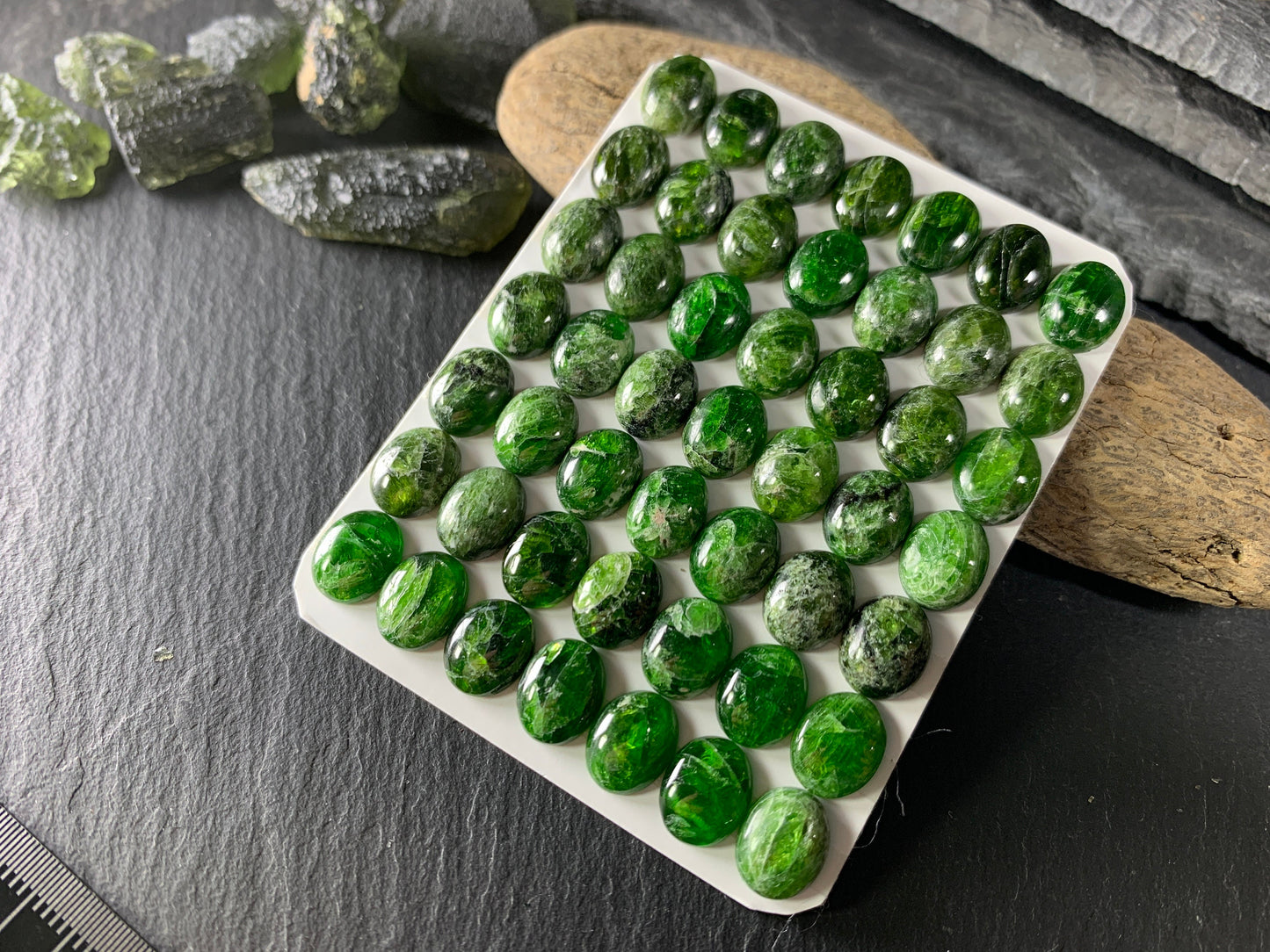 Chrome Diopside oval 8x10mm cabochon - Calibrated cabochons