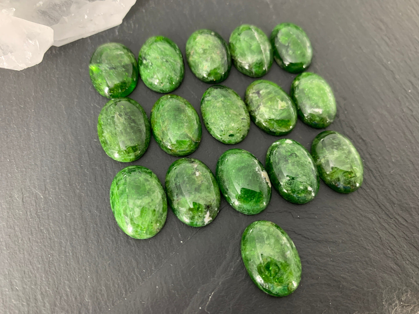 Chrome Diopside oval 13x18mm cabochon - Calibrated cabochons