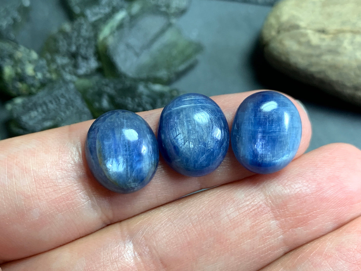 Kyanite oval 12x14mm cabochon - Calibrated cabochons