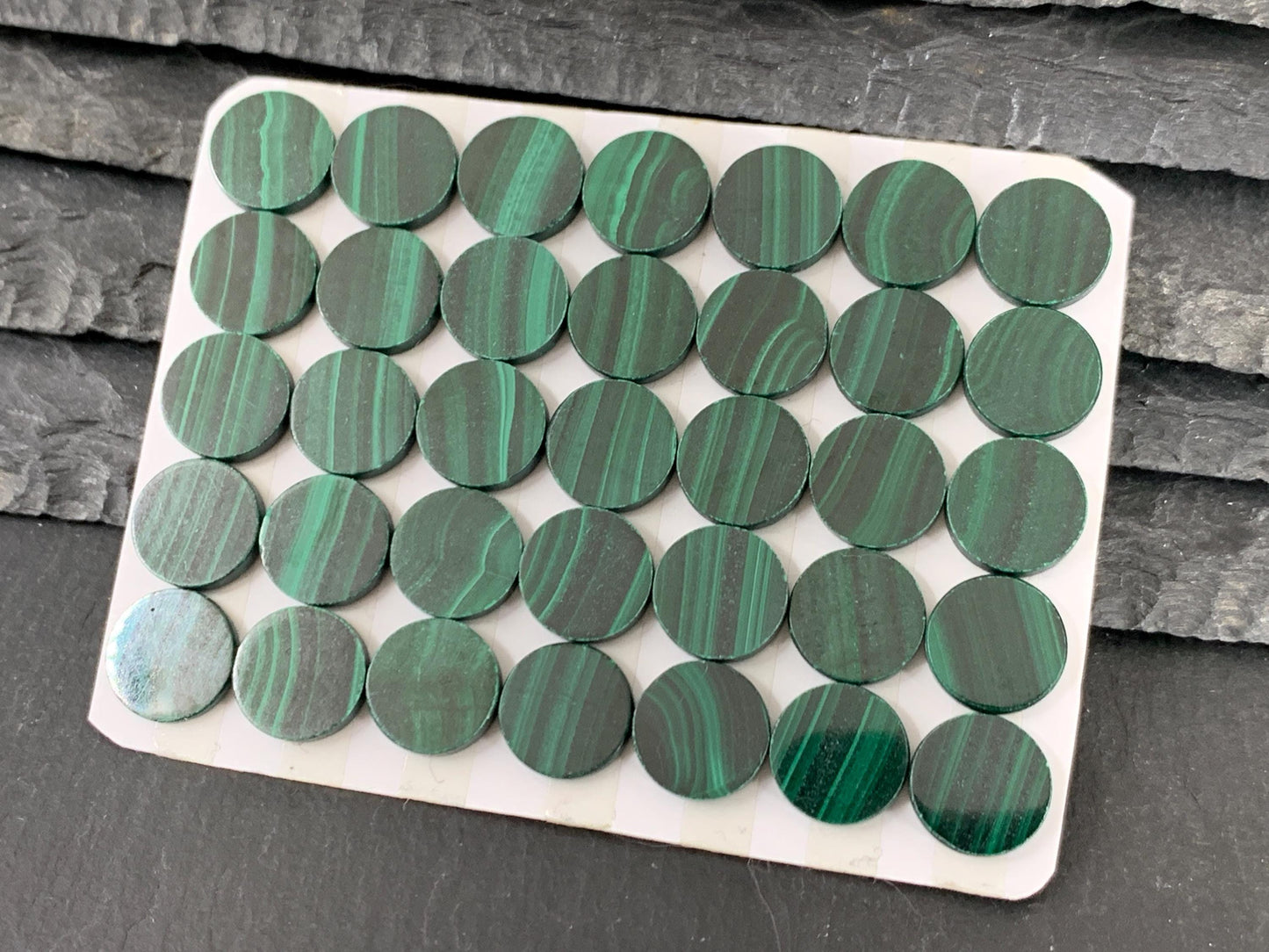 Flat Malachite round 10mm cabochon - Calibrated Cabochons