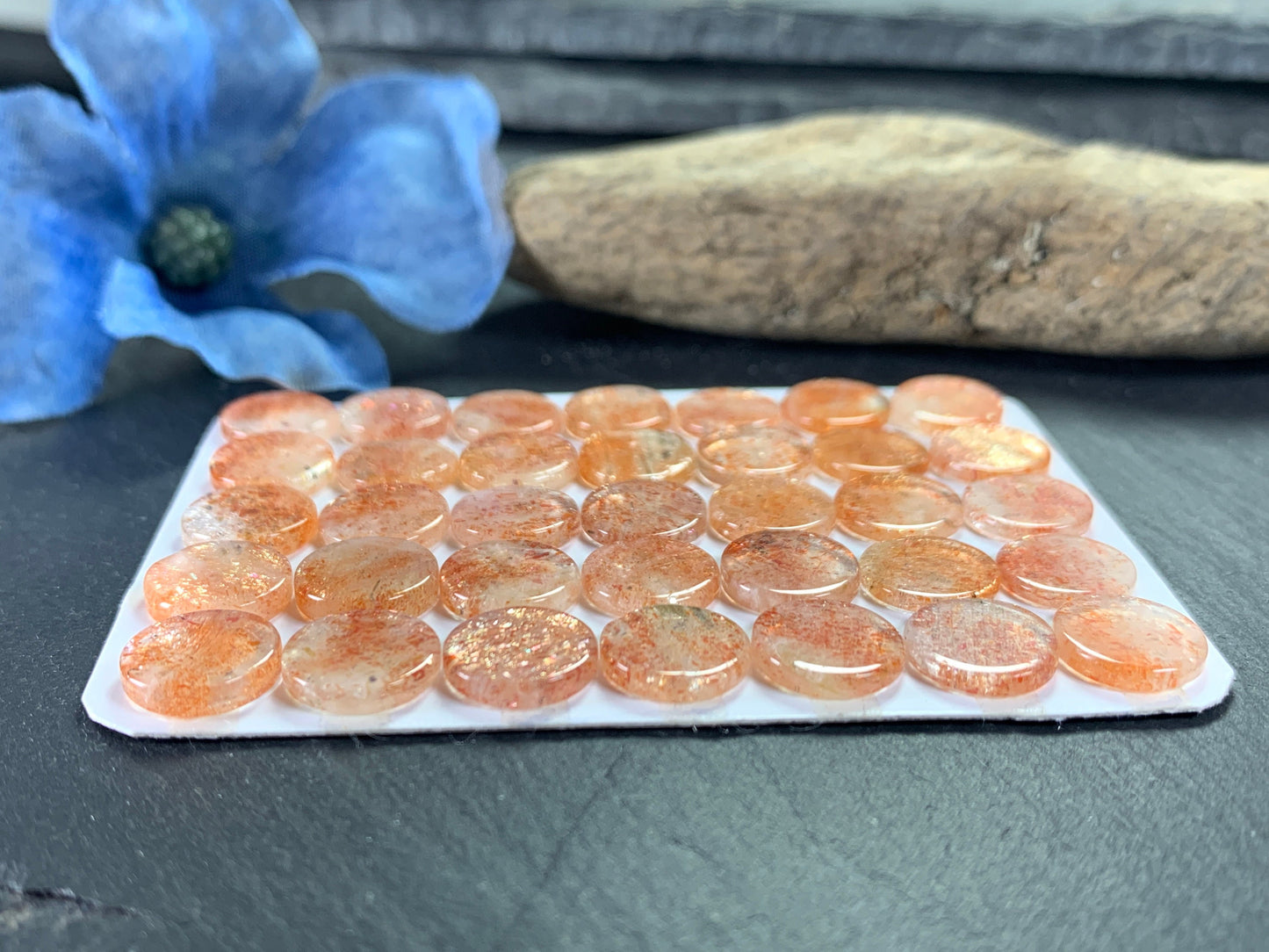 Flat Sunstone round 10mm cabochon - Calibrated cabochons
