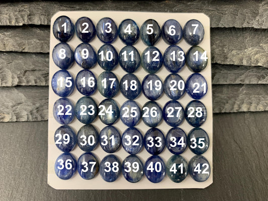 Kyanite oval cabochon 8x10mm - Calibrated cabochons.