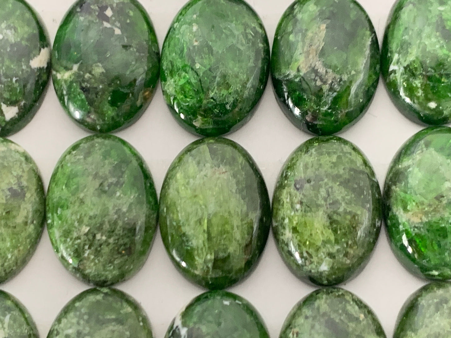 Chrome Diopside Oval 13x18mm cabochon - Calibrated cabochons