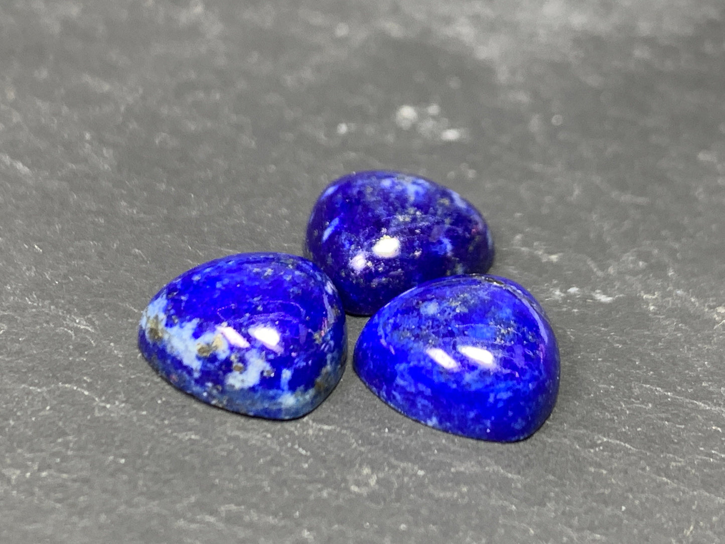 Lapis Lazuli triangle 10x10mm cabochon - Calibrated cabochons