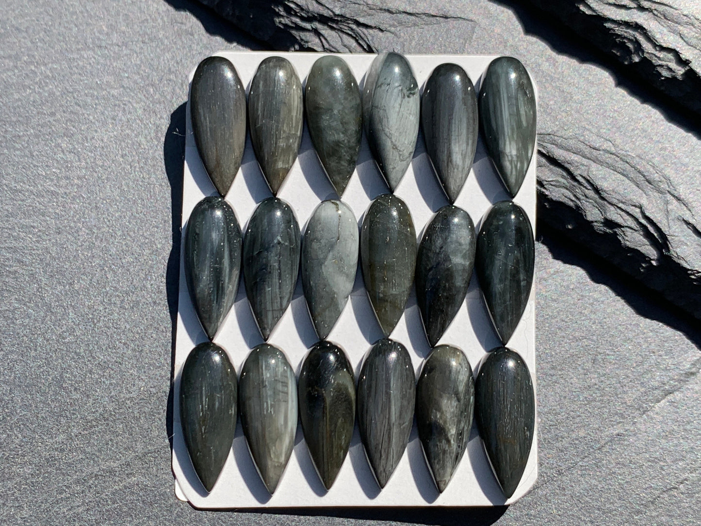 Eagle Eye pear 8x20mm cabochon - Calibrated cabochons