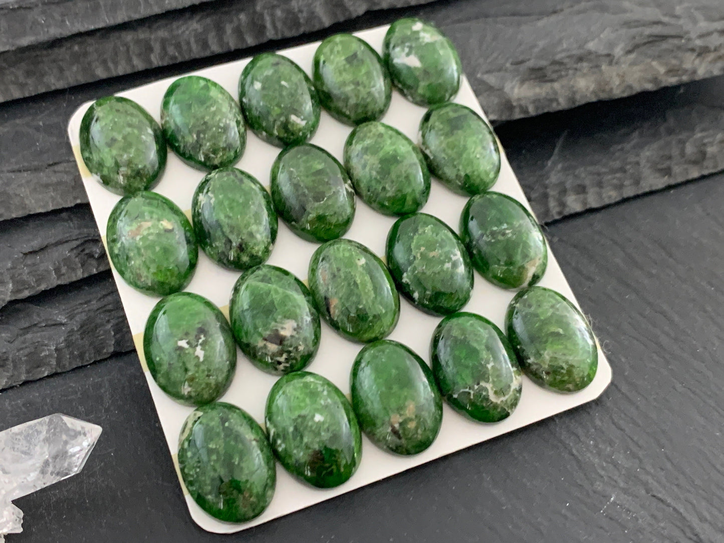 Chrome Diopside oval 13x18mm cabochon - Calibrated cabochons